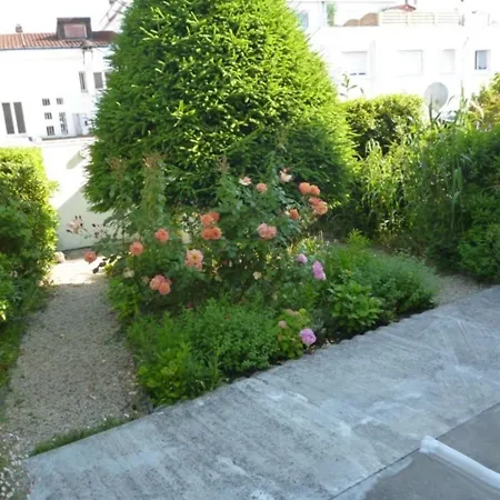 Maison F6 En Centre-ville De Royan, A 150m De La Plage, Avec Garage Et Jardin - Fr-1-71-55 Royan