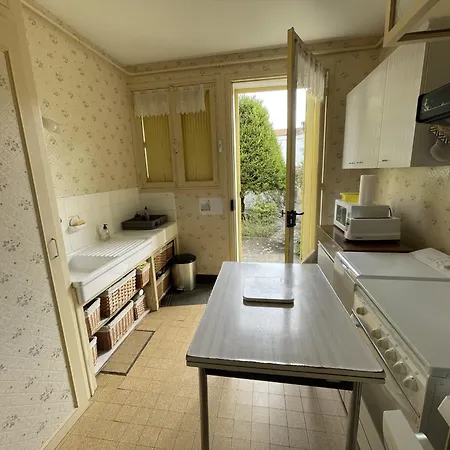 Nyaraló Maison F6 En Centre-ville De Royan, A 150m De La Plage, Avec Garage Et Jardin - Fr-1-71-55 Royan