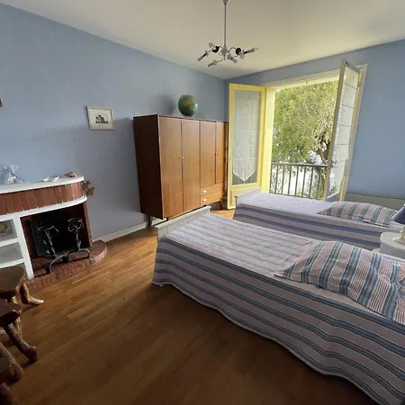 Maison F6 En Centre-ville De Royan, A 150m De La Plage, Avec Garage Et Jardin - Fr-1-71-55 * Royan