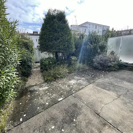 펜션 Maison F6 En Centre-ville De Royan, A 150m De La Plage, Avec Garage Et Jardin - Fr-1-71-55 *