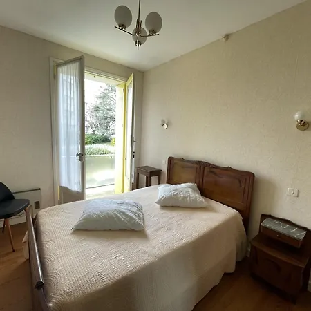 Maison F6 En Centre-ville De Royan, A 150m De La Plage, Avec Garage Et Jardin - Fr-1-71-55 Nyaraló *